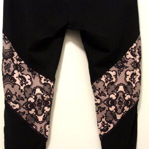 Pre-Owned Ladies Black Fabletics Capris Size Large in Excellent Condition